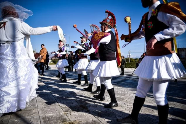 Πρέβεζα: Το ποντιακό έθιμο των Μωμόγερων πλημμύρισε τους δρόμους – Δείτε τις εικόνες